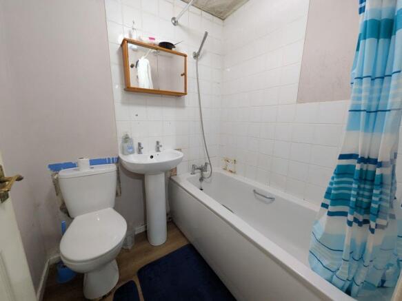 Flat 1, 1 Griffe Head Road, Wyke, Bradford photo 5