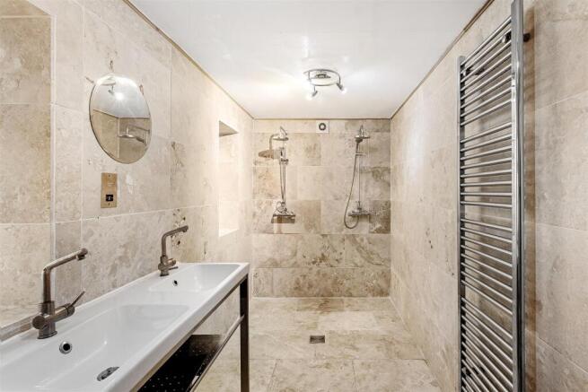 5 bed Detached for sale Image 8