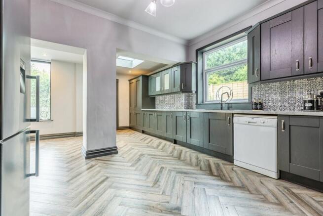 6 bed Detached for sale Image 6