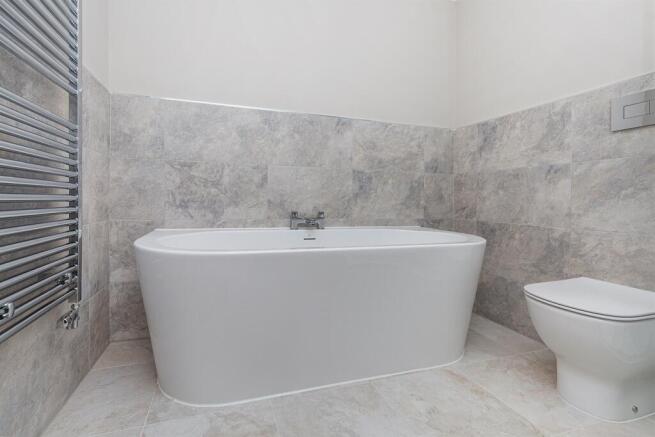 5 bed Detached for sale Image 8