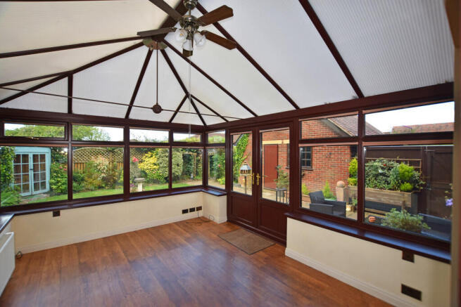 4 bed Detached to rent Image 5