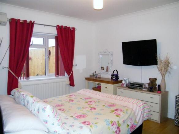 bedroom 1.JPG