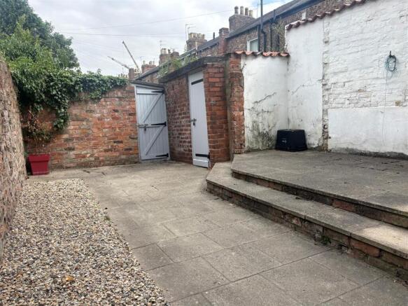 4 bed Terraced to rent Image 11