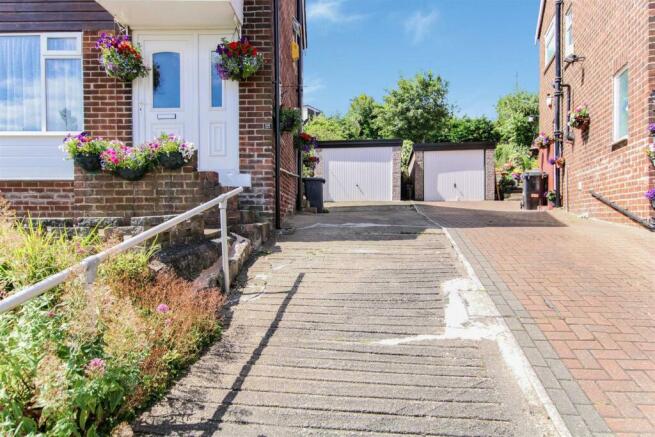Garage / Parking: