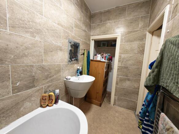 BB11 3LS 8 Parkinson Street Burnley Bathroom 02 T202601300720.jpg