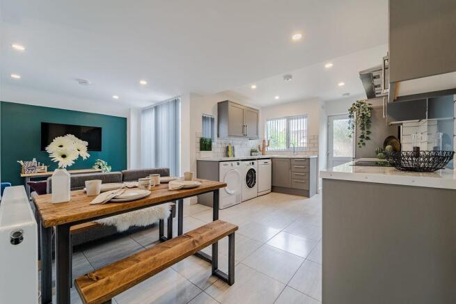 Communal Lounge, Dining & Kitchen