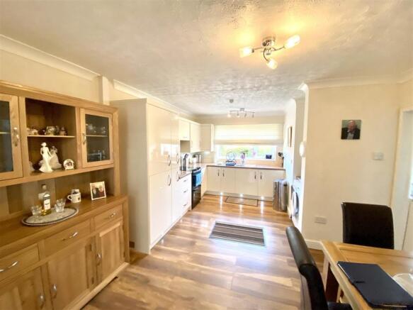 KITCHEN/DINING ROOM