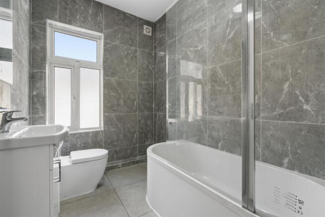 41 Gilbey Road, London bathroom 2.jpg
