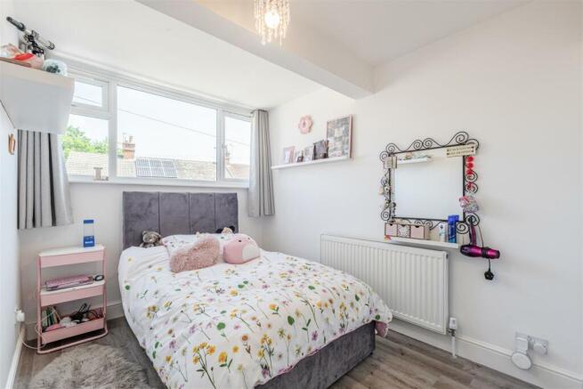 10 Pretoria Road, Chertsey, KT16 9LN - 21.jpg