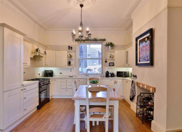 4 bed House for sale Image 4
