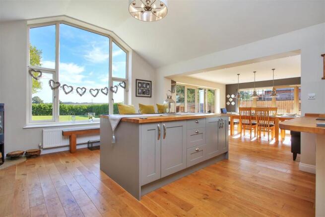 LIVING FAMILY KITCHEN