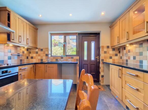 4 bed Detached for sale Image 8