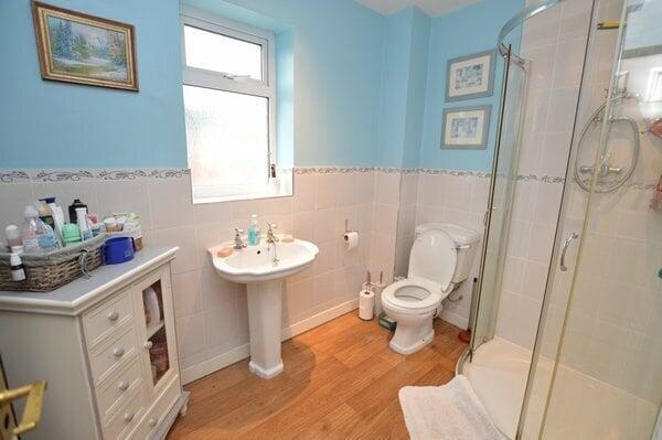 en-suite shower room