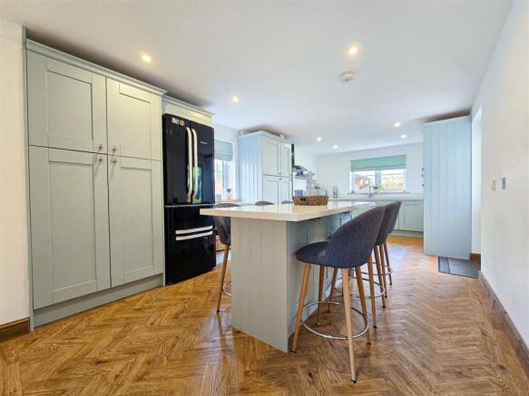 KITCHEN / DINING ROOM