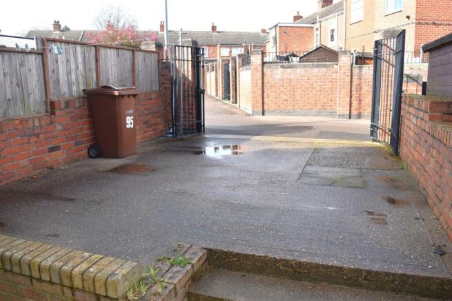 COURTYARD / PARKING