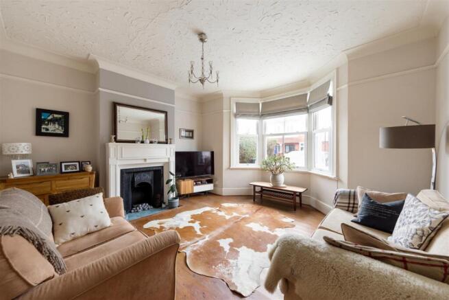 Malmesbury Road, E18