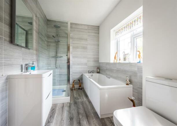 5 Springhill Park-bath.jpg