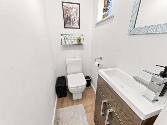 4 bed Detached for sale Image 9