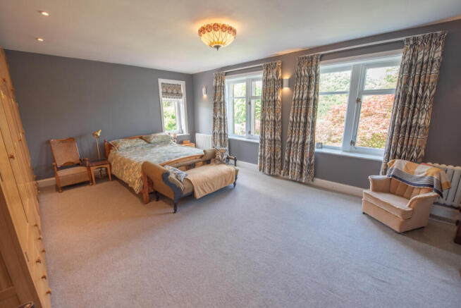 4 bed Detached for sale Image 8