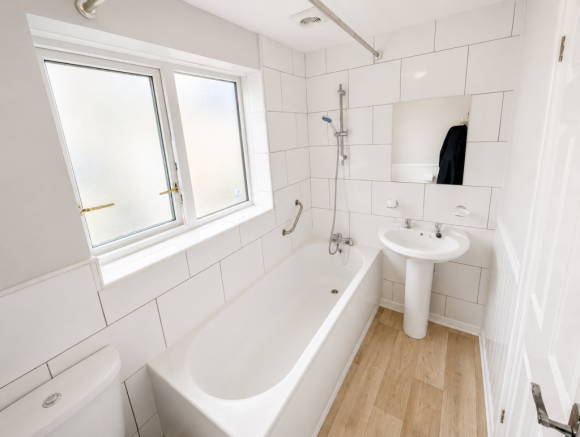 2 bed Semi-Detached Bungalow to rent Image 9