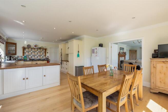 5 bed House for sale Image 8