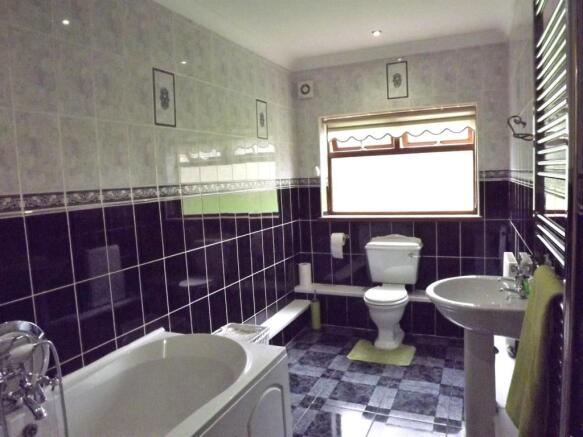 FAMILY BATHROOM
