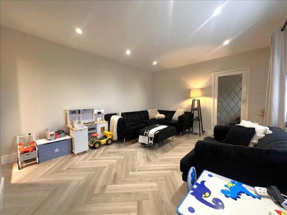 4 bed House for sale Image 4