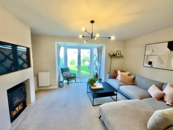 4 bed Semi-Detached to rent Image 3