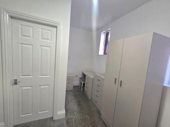 3 bed Flat to rent Image 9