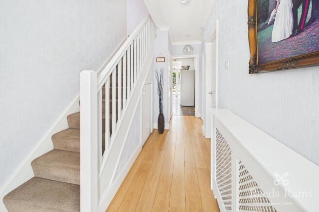 5 bed Semi-Detached for sale Image 9