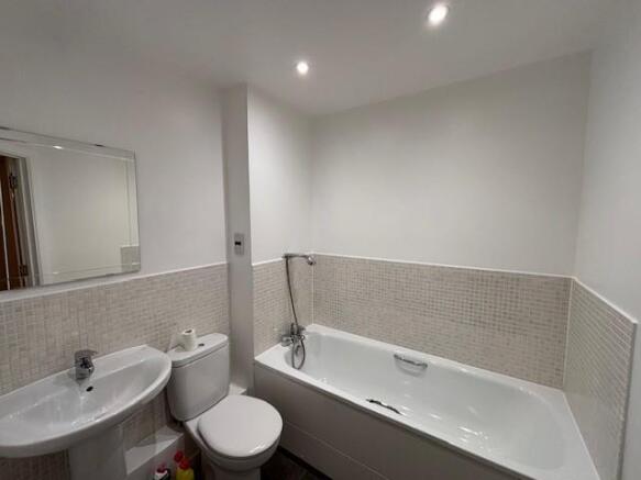 9 Warren Close ensuite.jpg