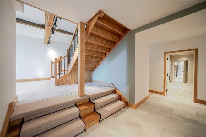 6 bed House for sale Image 8