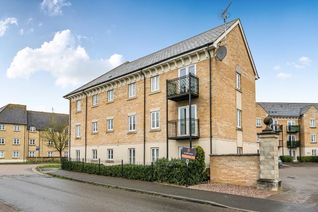 2-bed flat on Trefoil Way, Carterton, £180,000