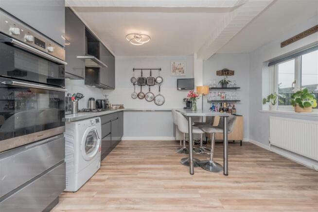 Fitted Breakfast Kitchen / Diner: