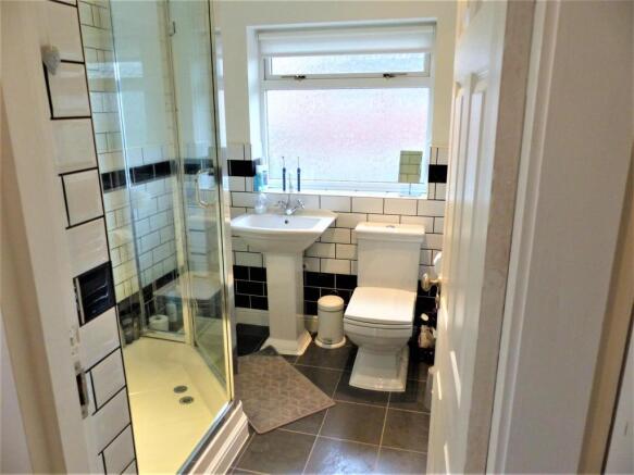 FAMILY SHOWER ROOM