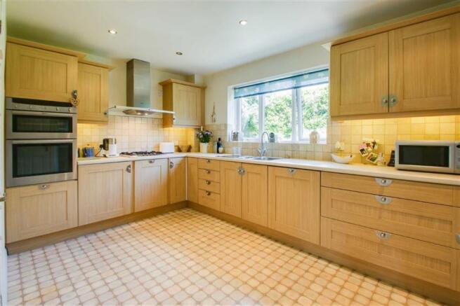 KITCHEN/BREAKFAST ROOM