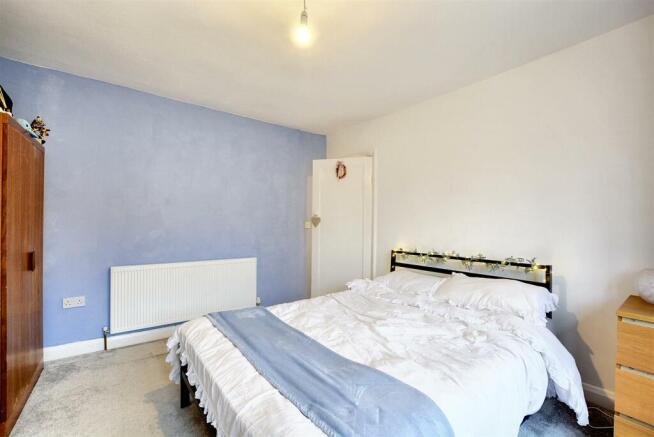 Bedroom 1_2.jpg