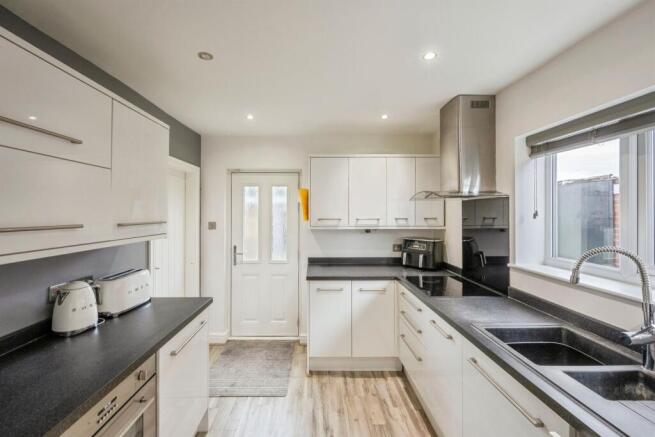 3 bed Semi-Detached for sale Image 9