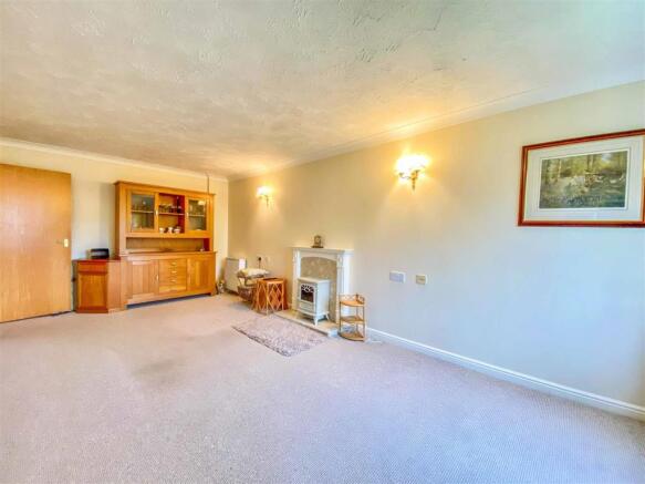 Spacious living room/dining
