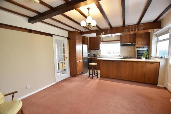 KITCHEN/DINING ROOM