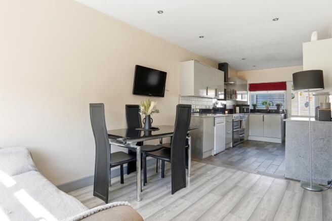 4 bed Semi-Detached for sale Image 4