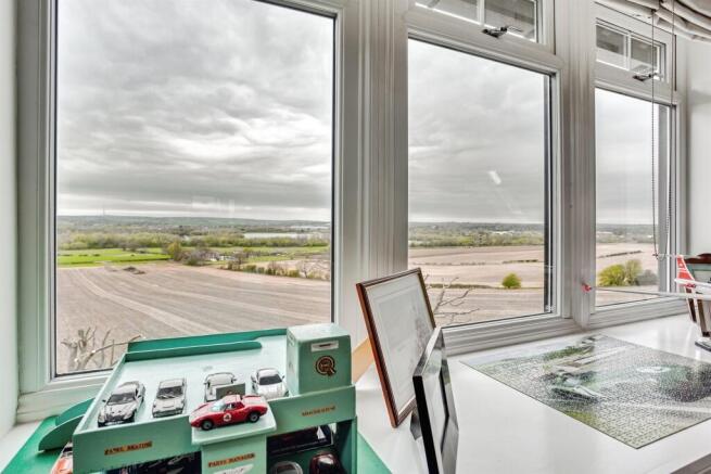 2 bed Penthouse for sale Image 6