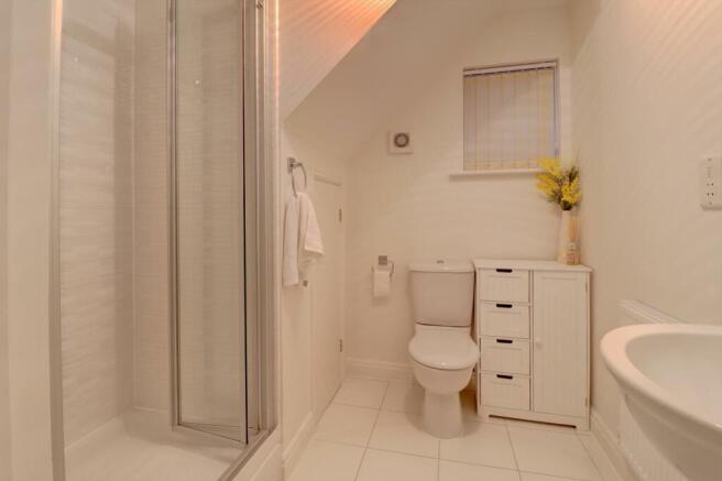 Bedroom 4 en-suite.jpg