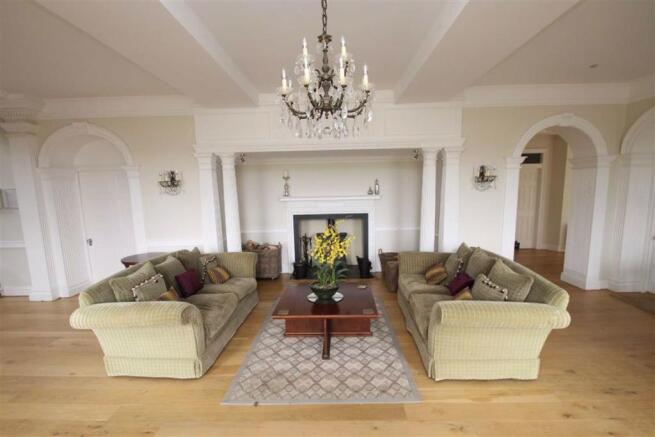 COMMUNAL ENTRANCE HALL