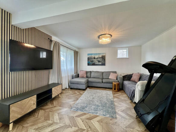 5 bed Detached to rent Image 5