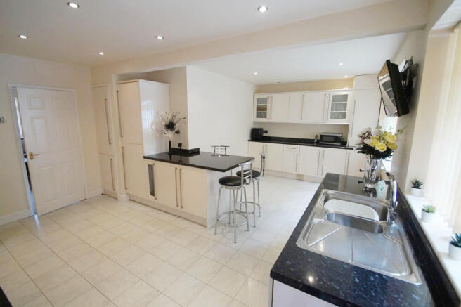 3 bed Semi-Detached for sale Image 4
