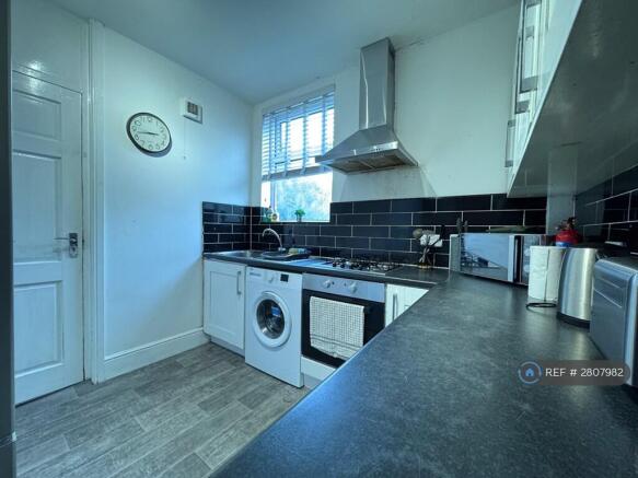 5 bed Semi-Detached to rent Image 5