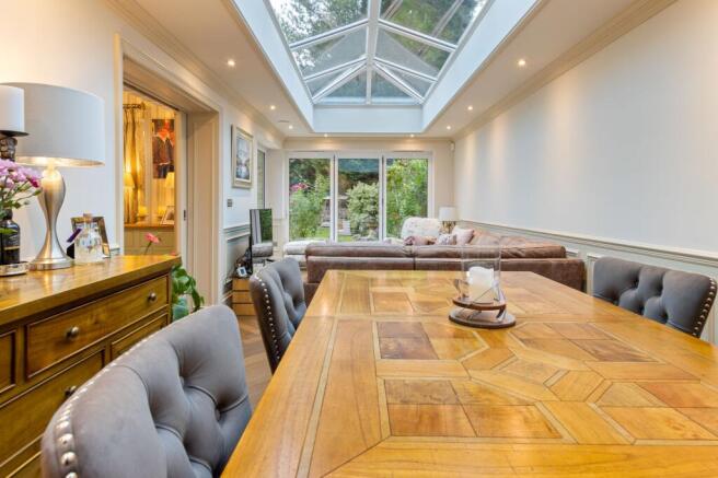 SITTING ROOM/DINING ROOM
