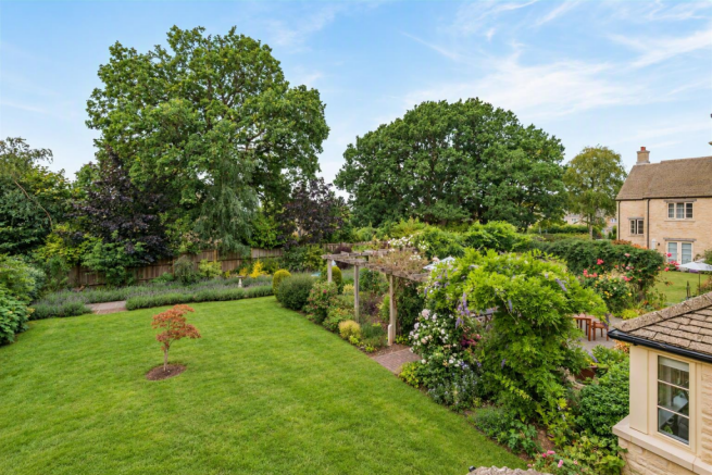 Lewsey Court - Gardens.png