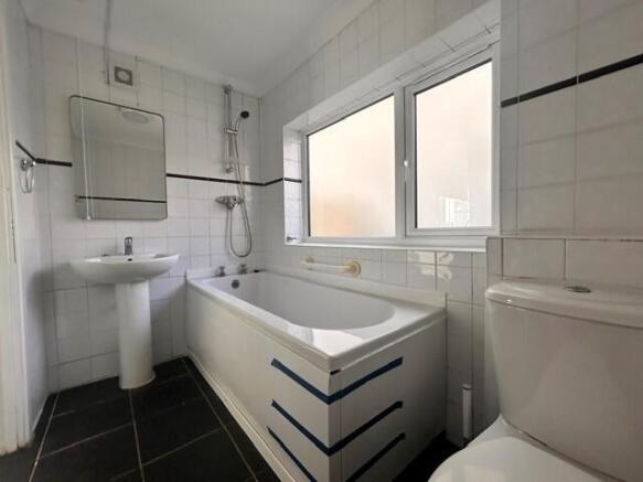 2 bed Terraced to rent Image 6